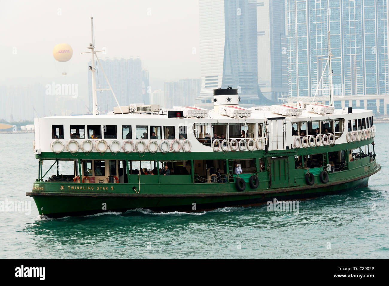 Il Traghetto Star Line luccichio del traghetto Star vela dal molo centrale Honk Kong Island verso Kowloon Cina Asia Foto Stock