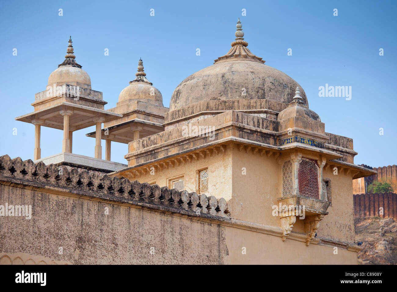 Chattri al Forte Amber un Rajput fort costruito del XVI secolo a Jaipur, Rajasthan, India settentrionale Foto Stock