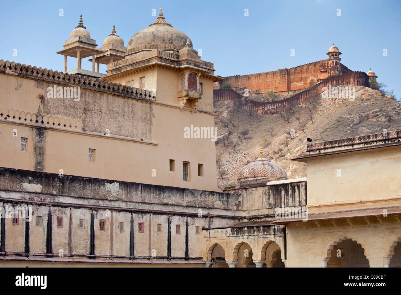 Chattri al Forte Amber un sedicesimo secolo Rajput fort di Jaipur e xi secolo Jaigarh Fort dietro nel Rajasthan, India Foto Stock