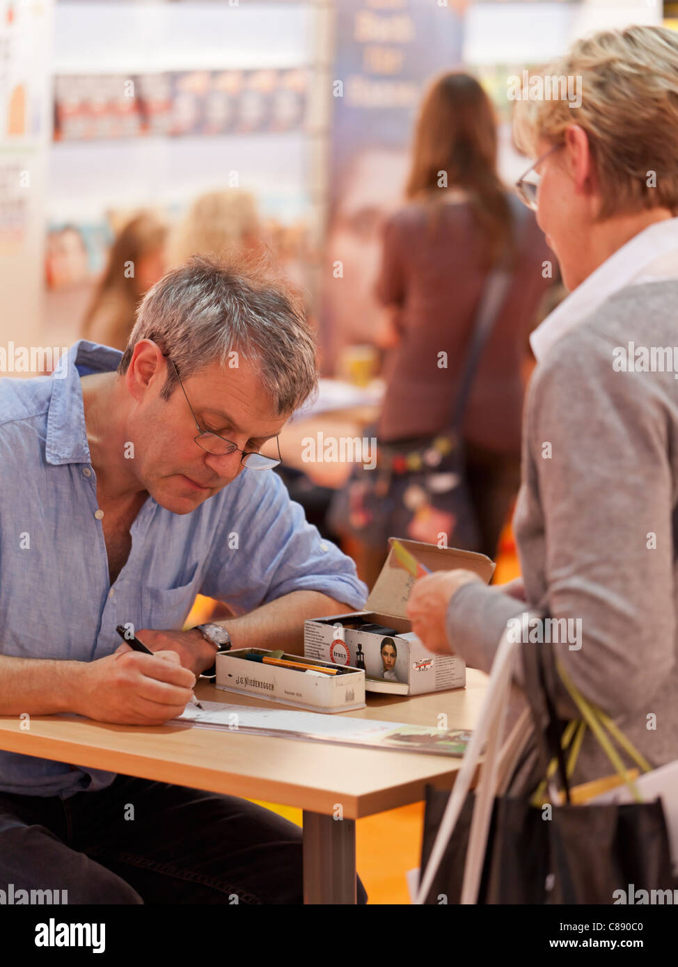 Axel Scheffler firma calendari alla fiera del libro di Francoforte 2011 Foto Stock