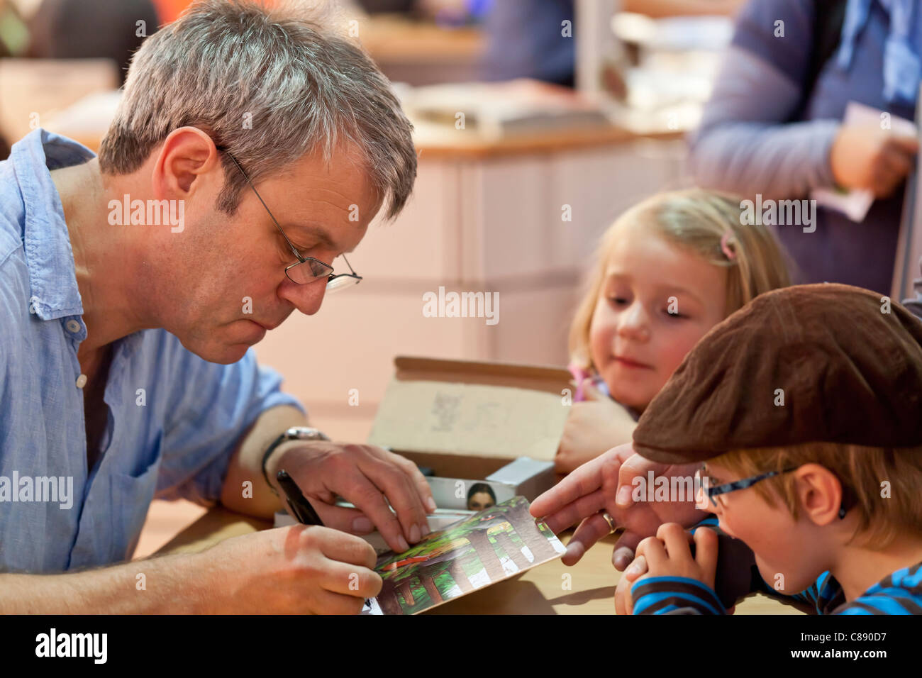 Axel Scheffler firma calendari alla fiera del libro di Francoforte 2011 Foto Stock
