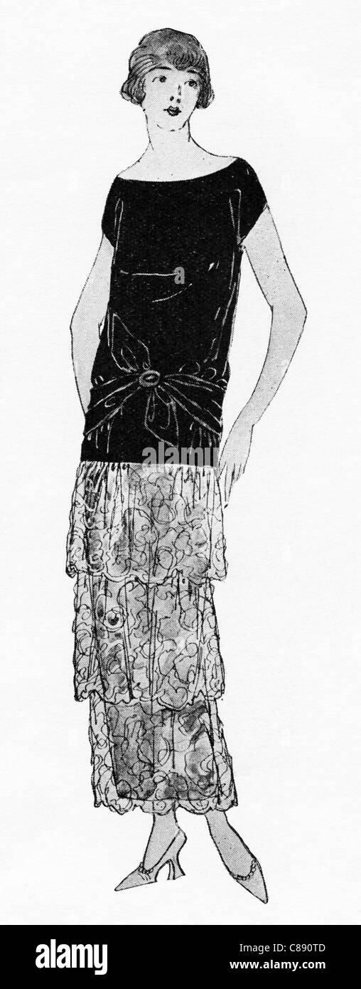 Illustrazione Moda circa 1922. La cena tonaca di velluto nero corpetto oltre il mantello formata da tre balze di argento di pizzo. Foto Stock