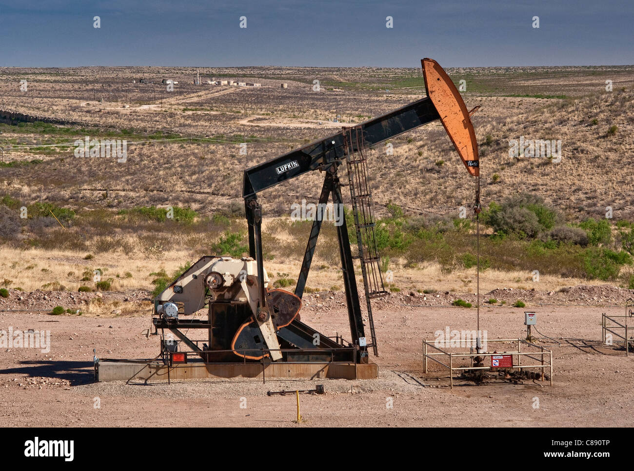 Pumpjack presso il pozzo di petrolio nel bacino del Permiano, Guadalupe paese indietro Byway (autostrada 137) vicino a Carlsbad, Nuovo Messico, STATI UNITI D'AMERICA Foto Stock