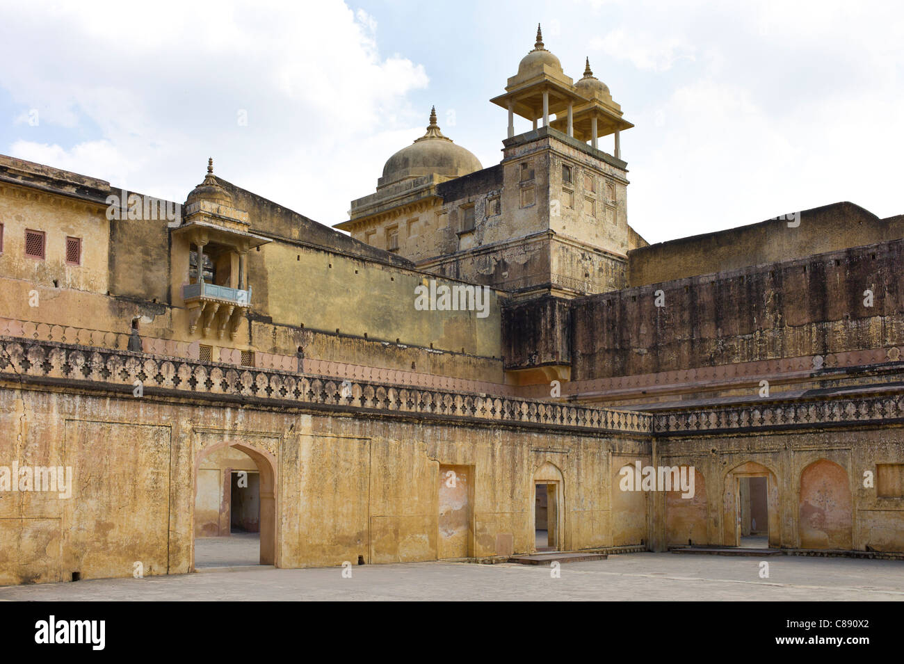 Chattri al Forte Amber un Rajput fort costruito del XVI secolo a Jaipur, Rajasthan, India settentrionale Foto Stock