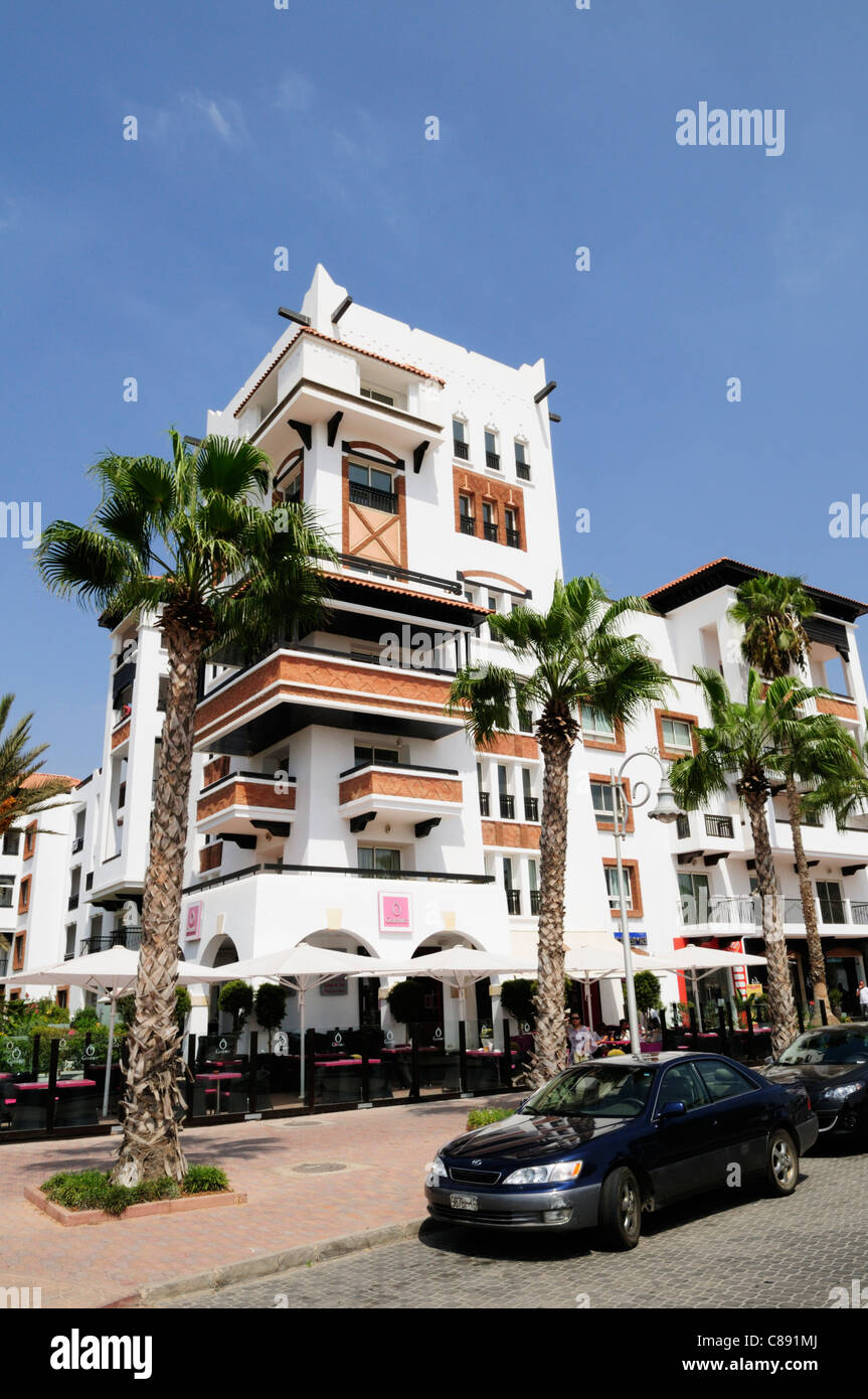 Negozi ed appartamenti sulla Marina Dgadir Agadir, Marocco Foto Stock