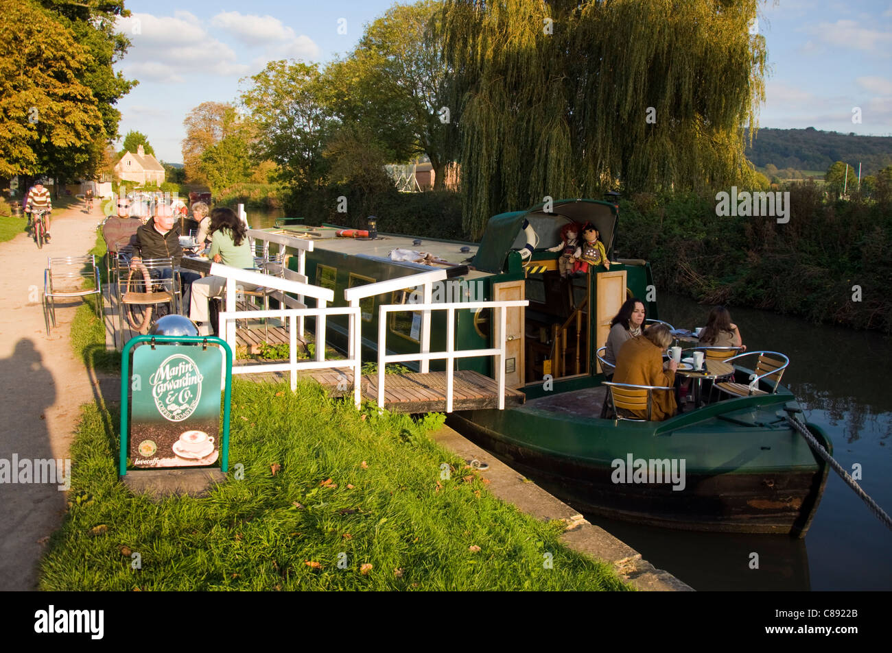 Le persone godono di caffè sul mediante la zattera Cafe barca il Kennet and Avon Canal a Bathampton Foto Stock