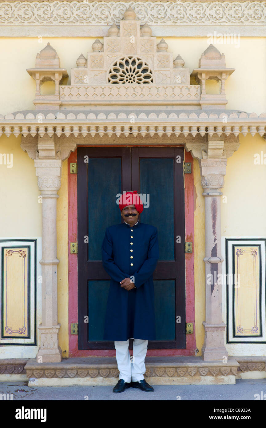 Palace guard in tuta achkan a ex Royal Guest House ora museo tessile in Maharaja's Moon Palace Jaipur, Rajasthan, India Foto Stock