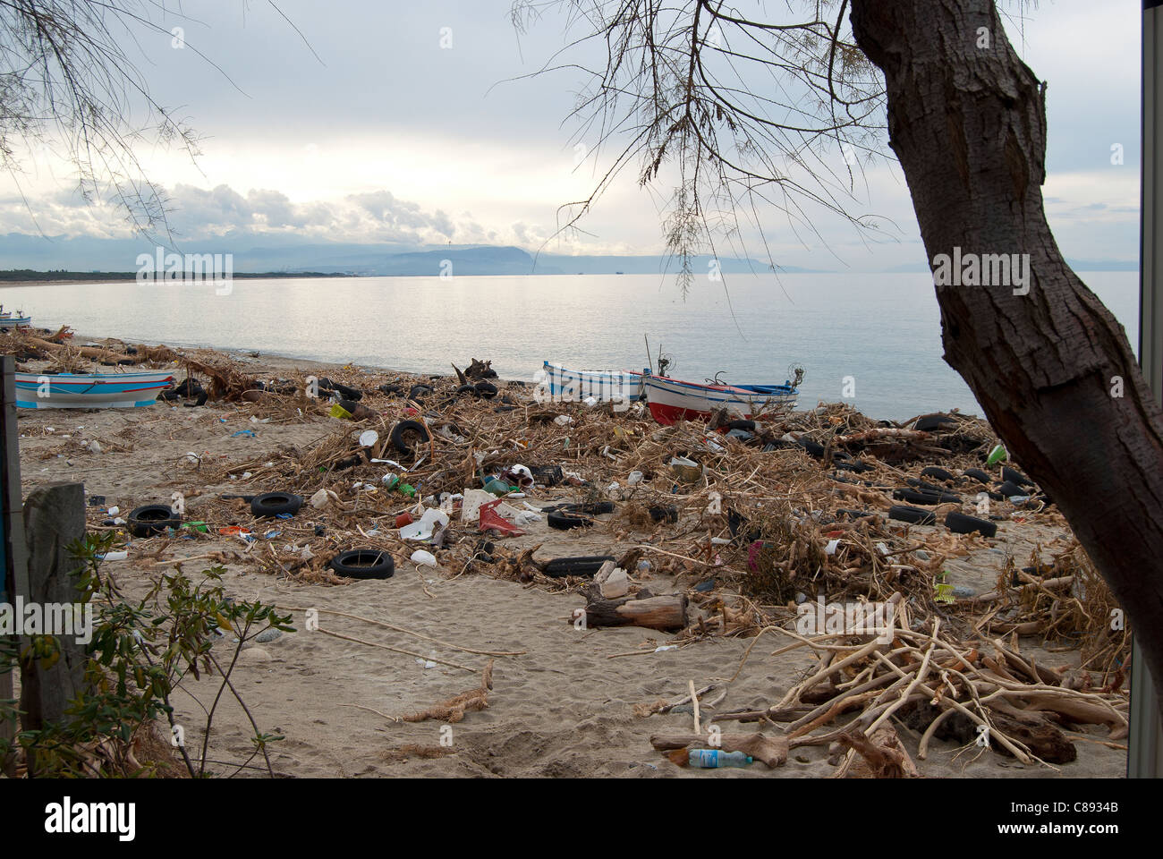 Inquinamento ambientale. Una spiaggia oh la Calabria con rifiuti e materiale inquinante Foto Stock