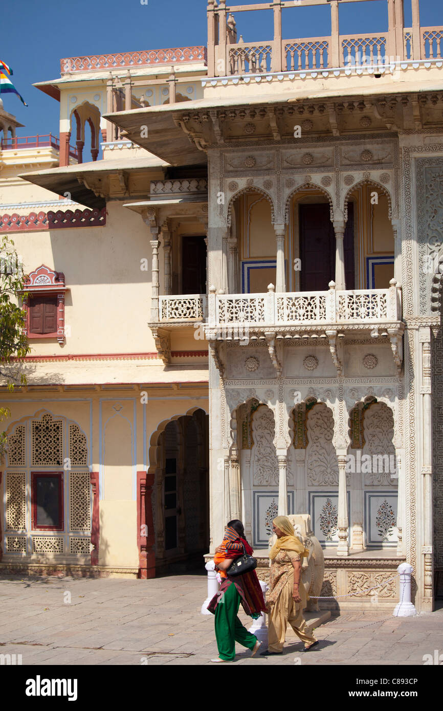 I turisti al Maharaja di Jaipur's Moon Palace con le bandiere per mostrare che il Maharaja è in residenza a Jaipur, Rajasthan, India Foto Stock