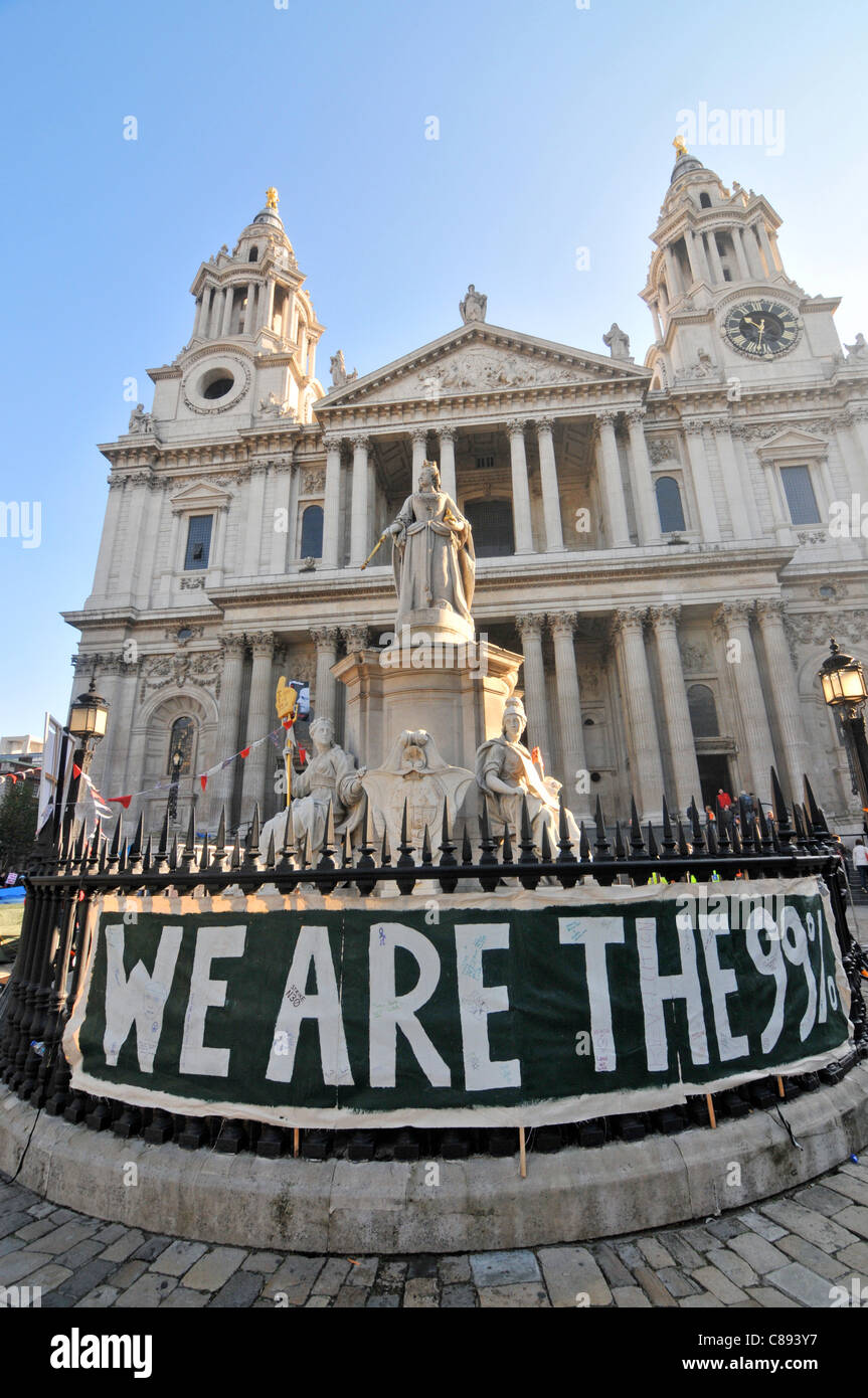 Noi siamo il 99% banner Anti capitalisti creare una tenda nella città di San Paolo cortile vicino al London Stock Exchange nel secondo giorno di occupare di Londra. Domenica 16 Ottobre 2011 Foto Stock