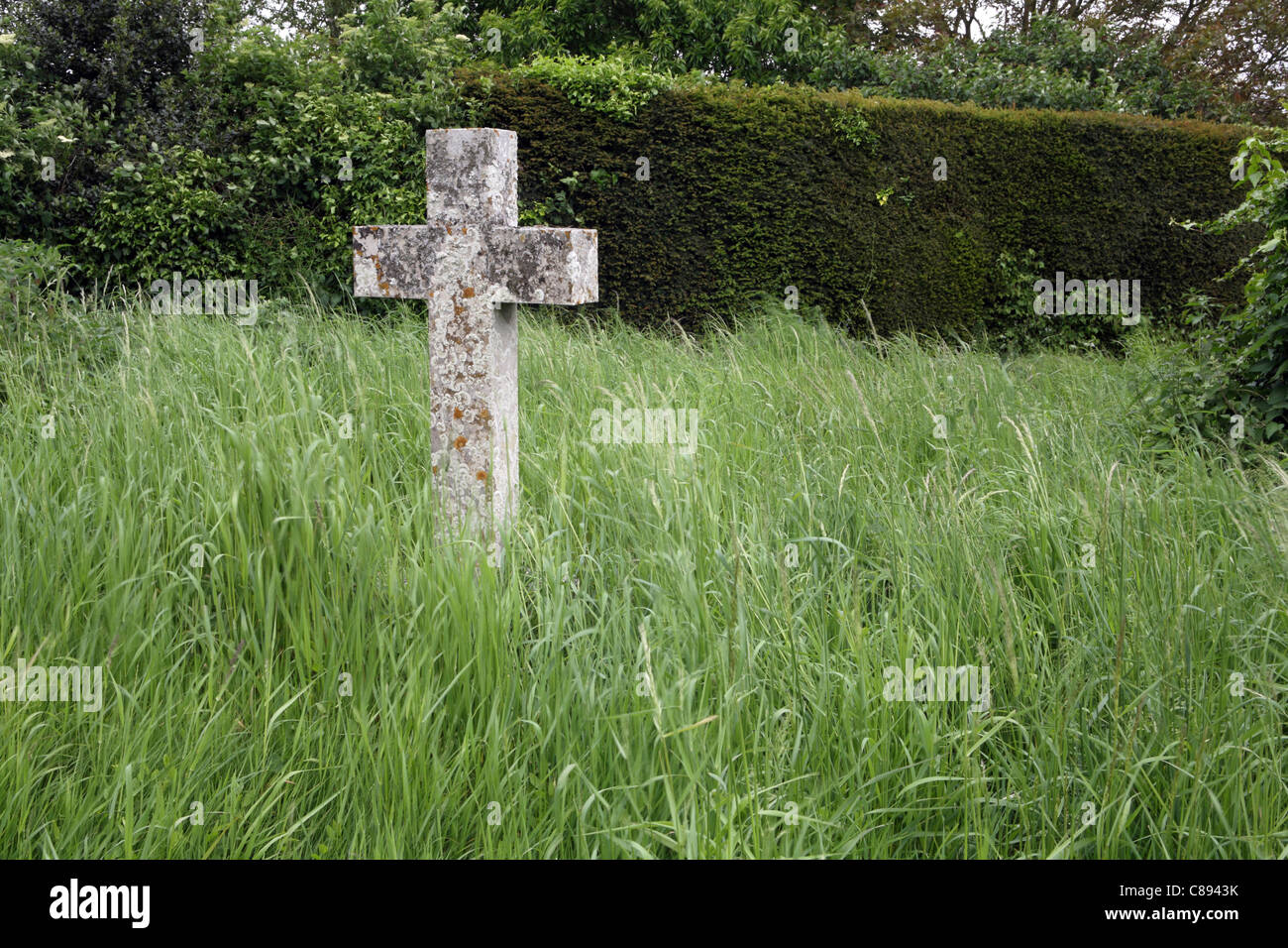 Tombe in incolto chiesa del cimitero Foto Stock