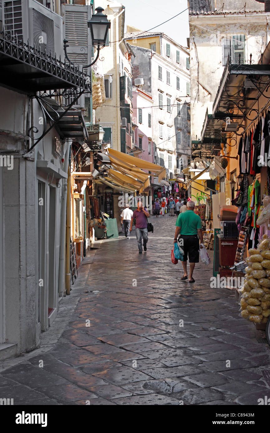 Una strada secondaria nel centro di Corfu Old Town. Corfù. Foto Stock