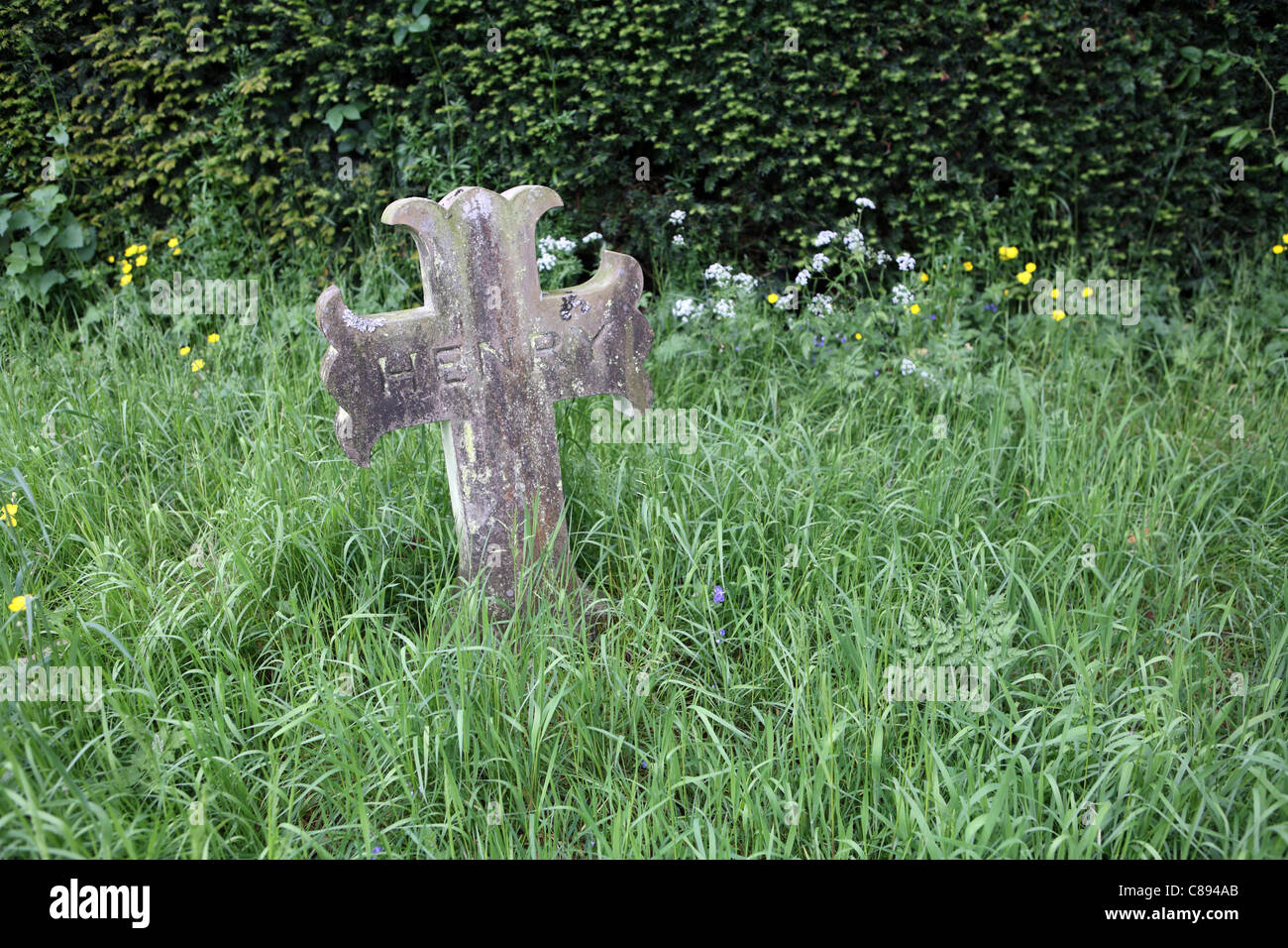Tombe in incolto chiesa del cimitero Foto Stock