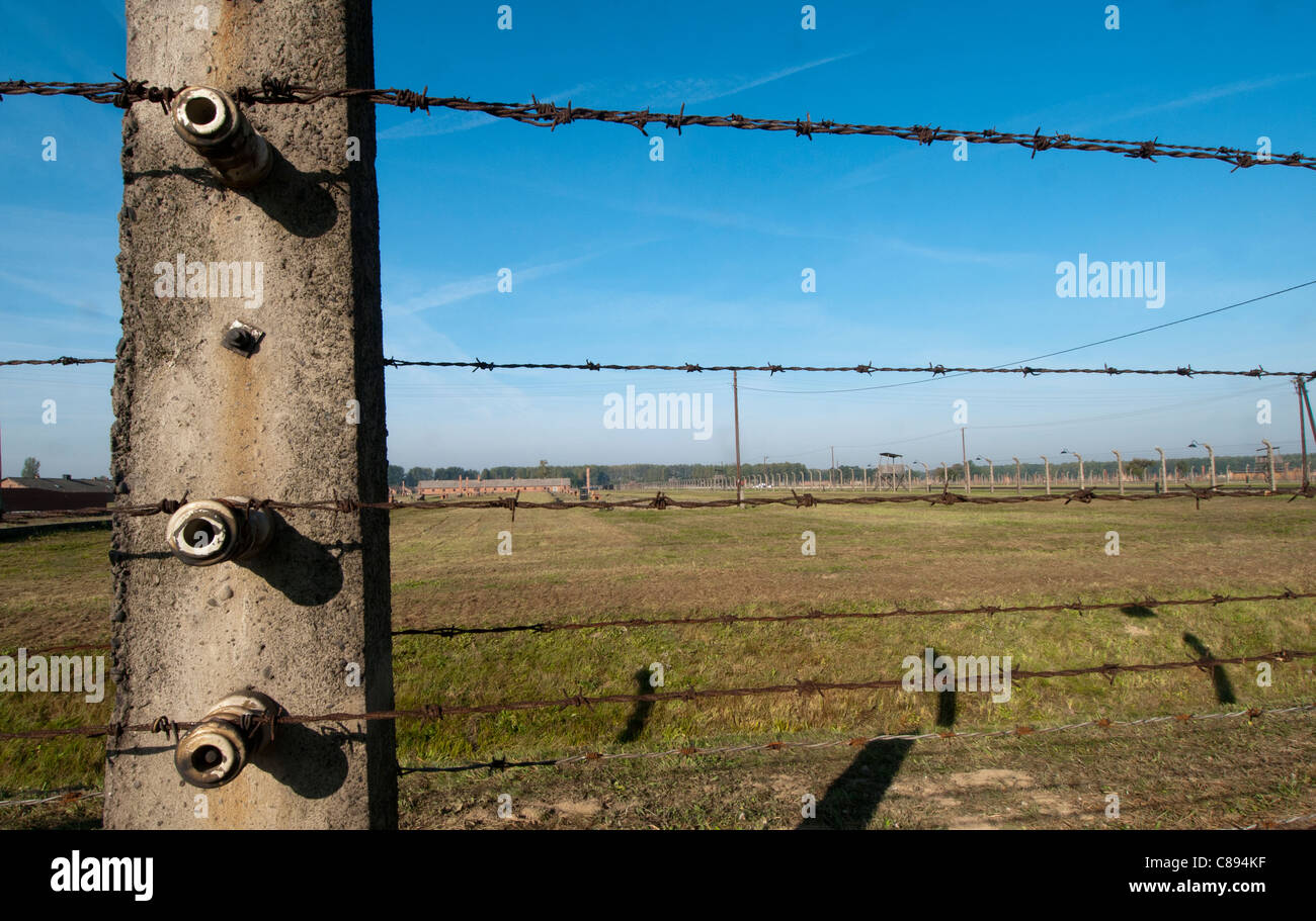 Elettrificata di filo spinato che circonda il Auschwitz II - Birkenau morte camp, Oswiecim, Polonia. Foto Stock