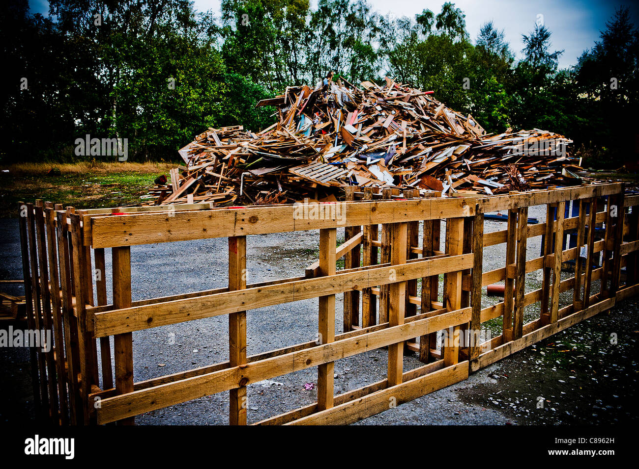 Preparazione per un grande falò comunale per il mese di novembre il quinto 2011 in Warrington, Regno Unito Foto Stock