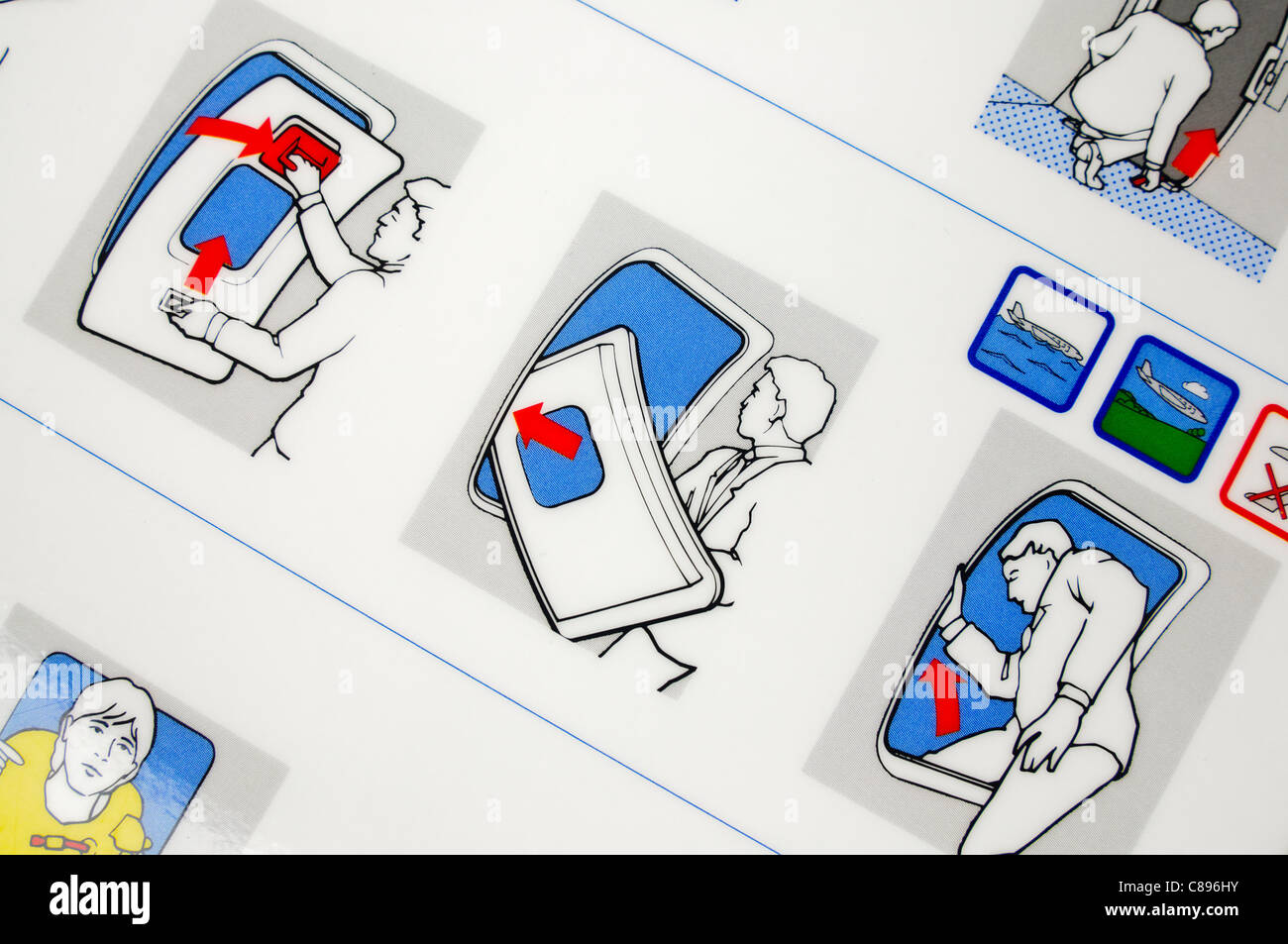 Primo piano di una compagnia aerea scheda di sicurezza che illustra modalità di evacuazione in caso di un atterraggio di emergenza Foto Stock