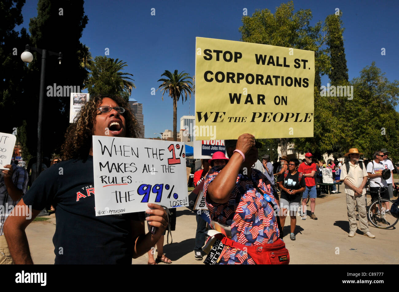 Dee Hill-Zuganelli, (sinistra) e Teena Croce, insieme con circa un migliaio di manifestanti, partecipare a occupare Tucson in Armory Park, Tucson, Arizona, USA, in solidarietà con l'occupare Wall Street circolazione a New York e la national occupano insieme il movimento. Foto Stock