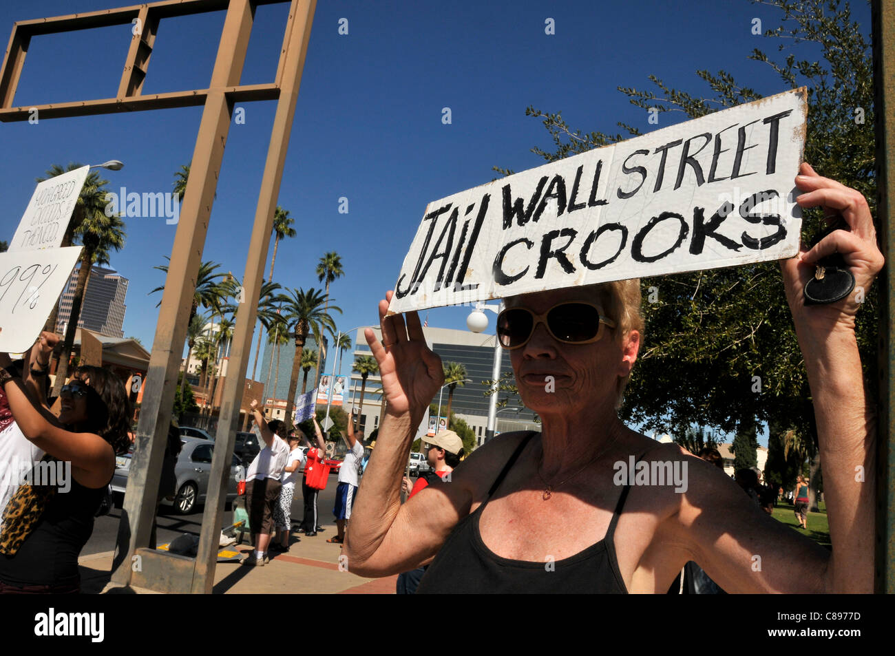 Maggie Smith, (a destra), con circa un migliaio di manifestanti, partecipa a occupare Tucson at Plaza militare in Armory Park, Tucson, Arizona, USA, in solidarietà con l'occupare Wall Street circolazione a New York e la national occupano insieme il movimento. Foto Stock