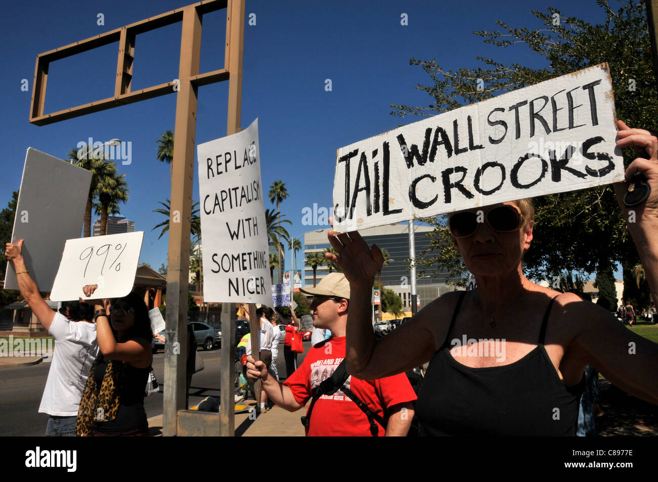 Maggie Smith, (a destra), con circa un migliaio di manifestanti, partecipa a occupare Tucson at Plaza militare in Armory Park, Tucson, Arizona, USA, in solidarietà con l'occupare Wall Street circolazione a New York e la national occupano insieme il movimento. Foto Stock