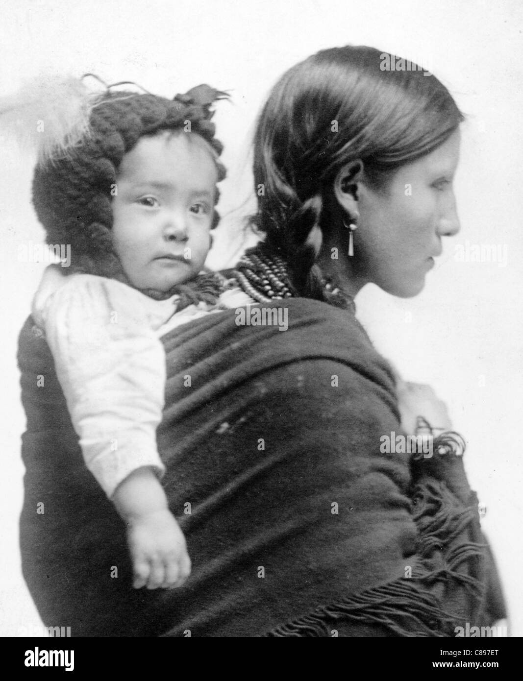 Native American donna dalla regione di pianura, con il bambino sulla schiena, STATI UNITI D'AMERICA Foto Stock