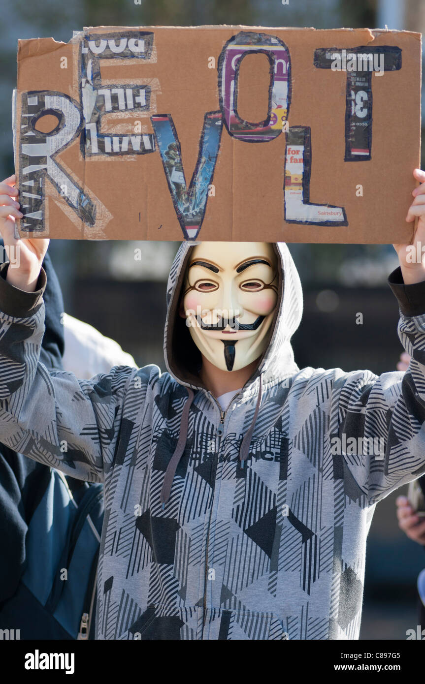 Dimostratore mascherato visto in Birmingham REGNO UNITO Ottobre 2011. Parte della protesta mondiale contro le banche e il sistema economico attuale. Foto Stock