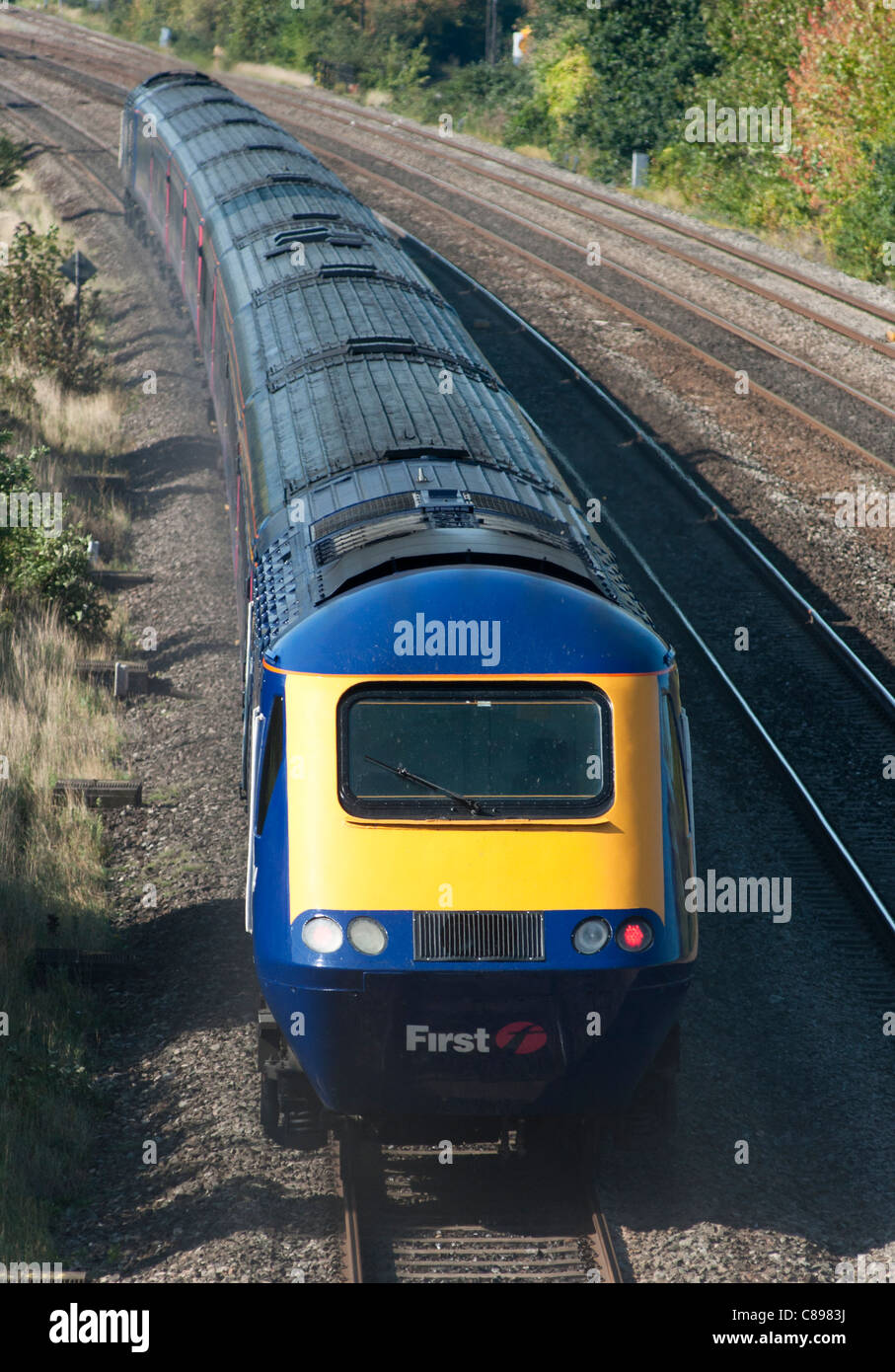 Primo grande Western di alta classe di velocità 43 treni passeggeri in viaggio a Slough. In Inghilterra. Foto Stock