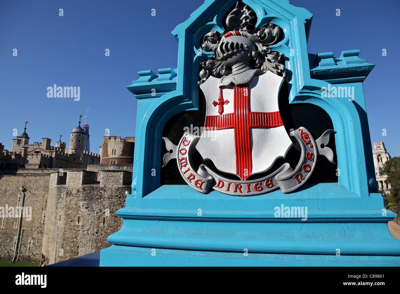 Domine Dirige Nos - la città di Londra stemma e motto con la torre in background Foto Stock