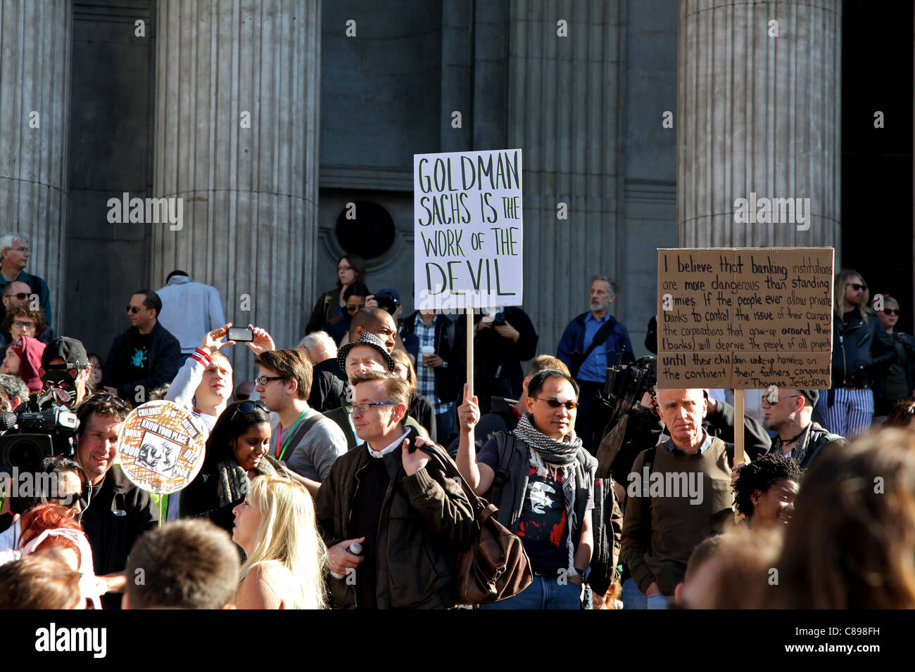 San Paolo, 15 ottobre 2011, indignados manifestazione a Londra: 'Goldman Sachs è opera del diavolo" Foto Stock