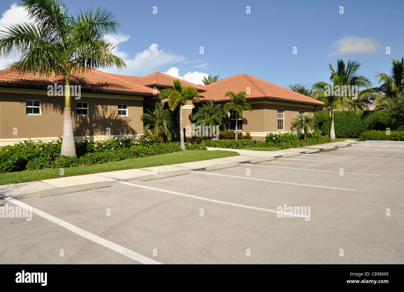 Parcheggio vuoto spot mediante un edificio moderno Foto Stock
