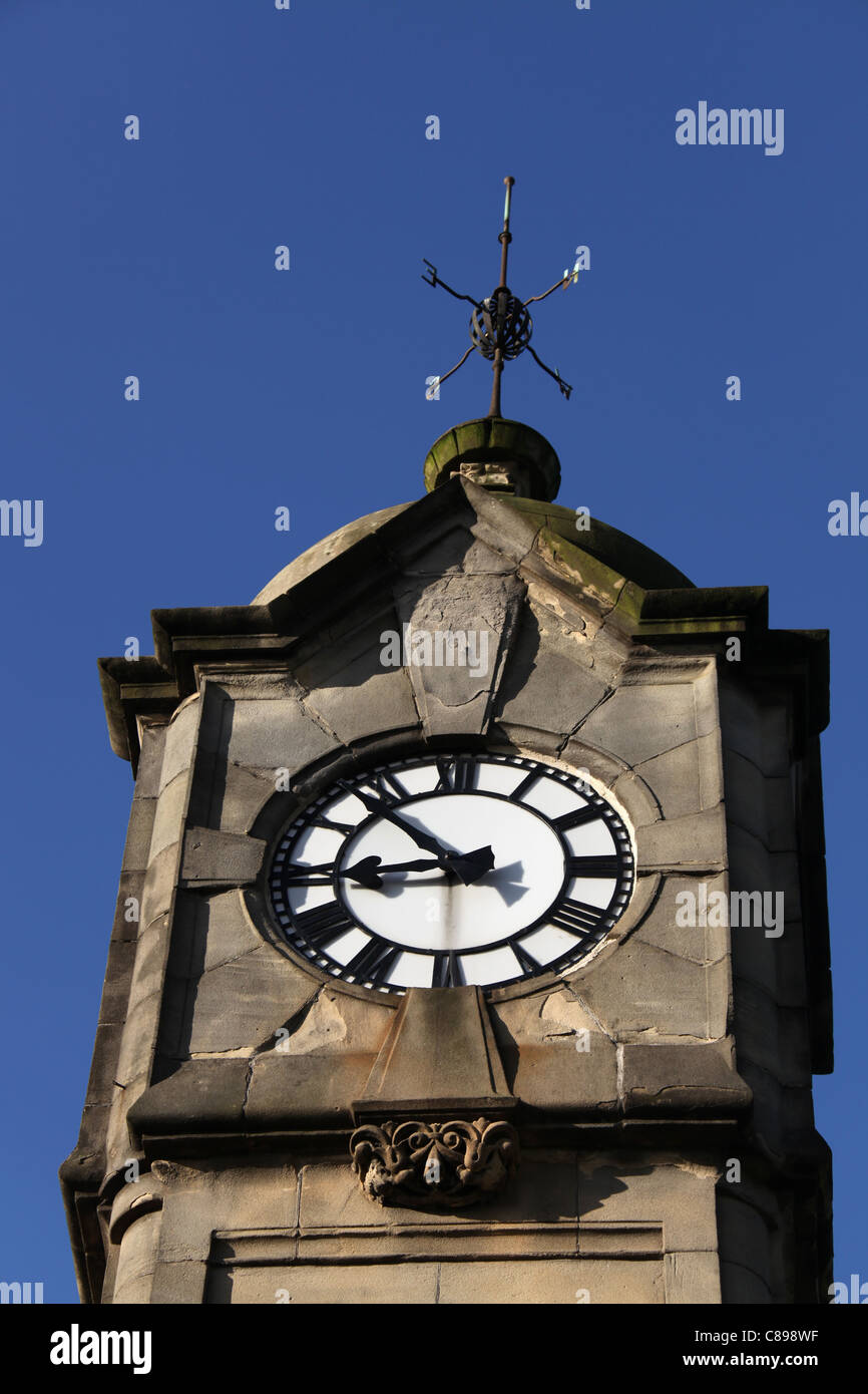 Città di Stirling, in Scozia. Vista ravvicinata del ponte Torre dell Orologio (o Bayne Clock Tower) presso la dogana rotonda. Foto Stock