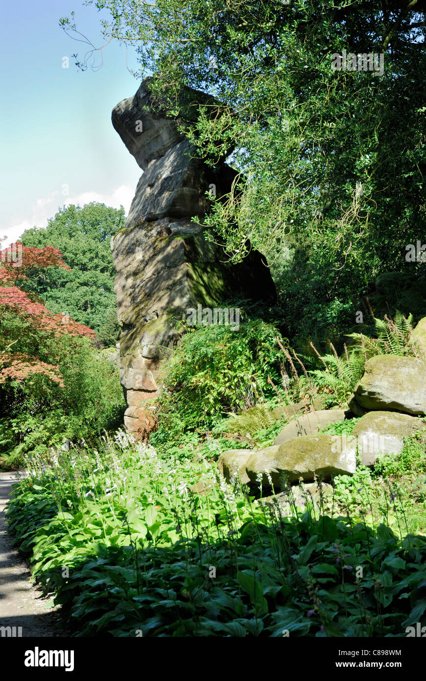 Vedute di giardini e sculture classiche,fiori con un luminoso cielo blu sfondi Foto Stock