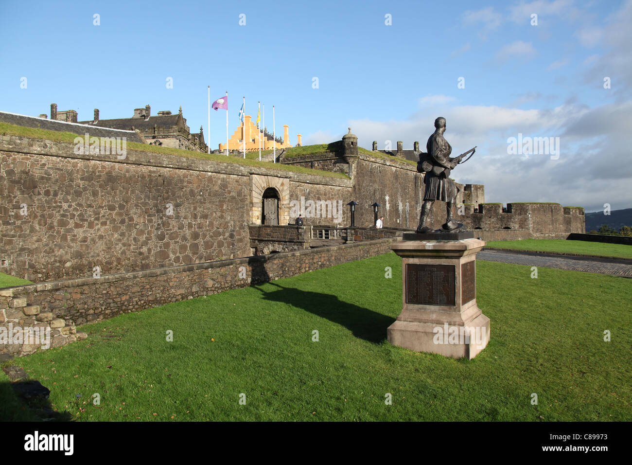 Città di Stirling, in Scozia. L'Argyll e Sutherland Montanari memorial statua al Castello di Stirling Esplanade. Foto Stock
