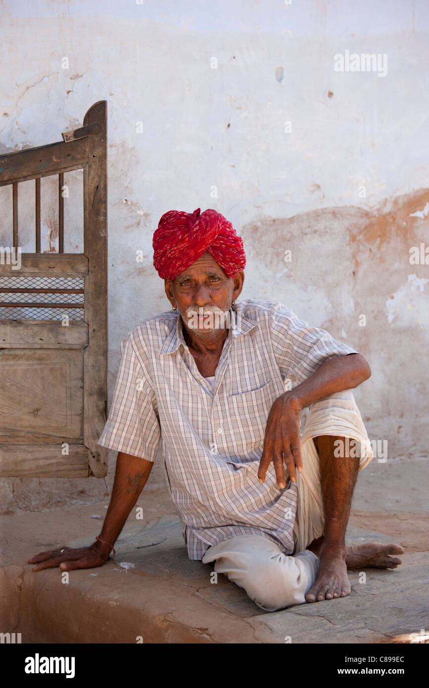 Uomo indiano indossando il tradizionale turbante di Rajasthani nel villaggio di Nimaj, Rajasthan, India settentrionale Foto Stock