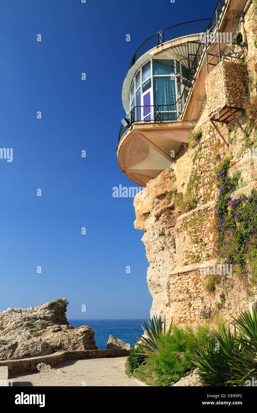 Close-up di Balcón de Europa cliff e punto di riferimento di Nerja, Spagna Foto Stock