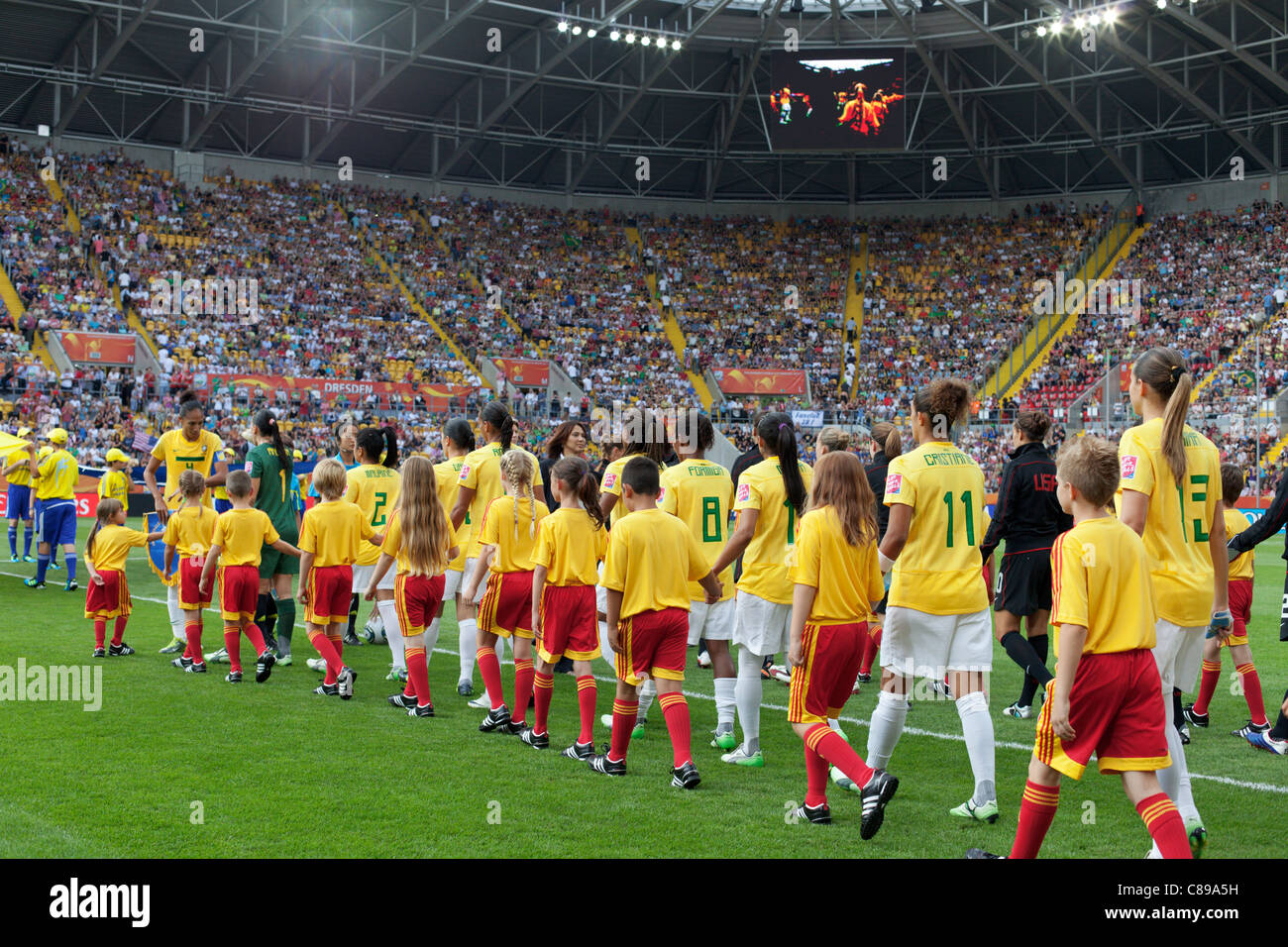 DRESDA, GERMANIA - 10 LUGLIO: Le squadre nazionali del Brasile e degli Stati Uniti entrano in campo di gioco per una partita dei quarti di finale della Coppa del mondo femminile FIFA allo stadio Rudolf Harbig il 10 luglio 2011 a Dresda, Germania. Solo per uso editoriale. Uso commerciale vietato. (Fotografia di Jonathan Paul Larsen / Diadem Images) Foto Stock