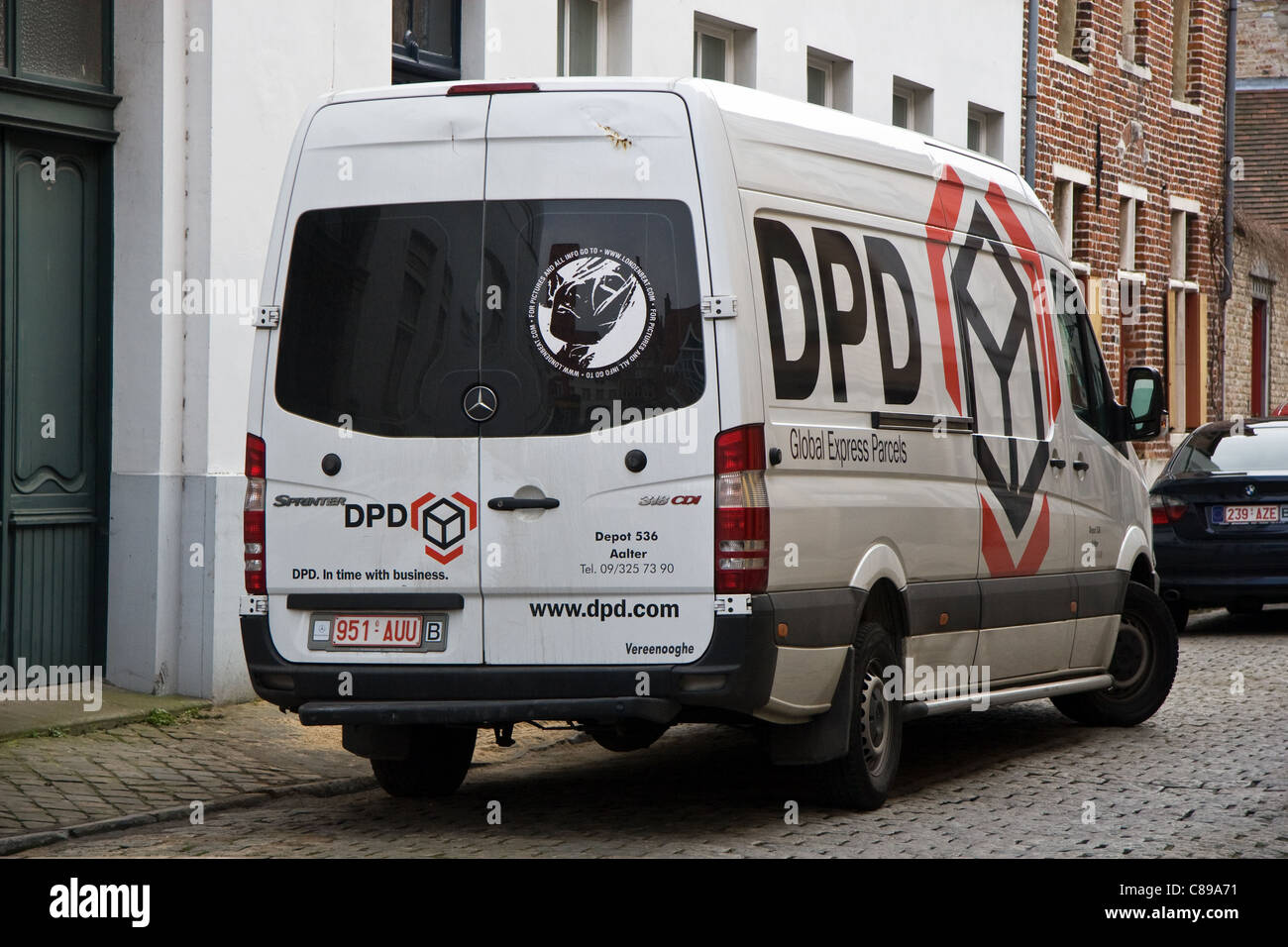 DPD parcel delivery van, centro città strada laterale di Bruges , Belgio Foto Stock