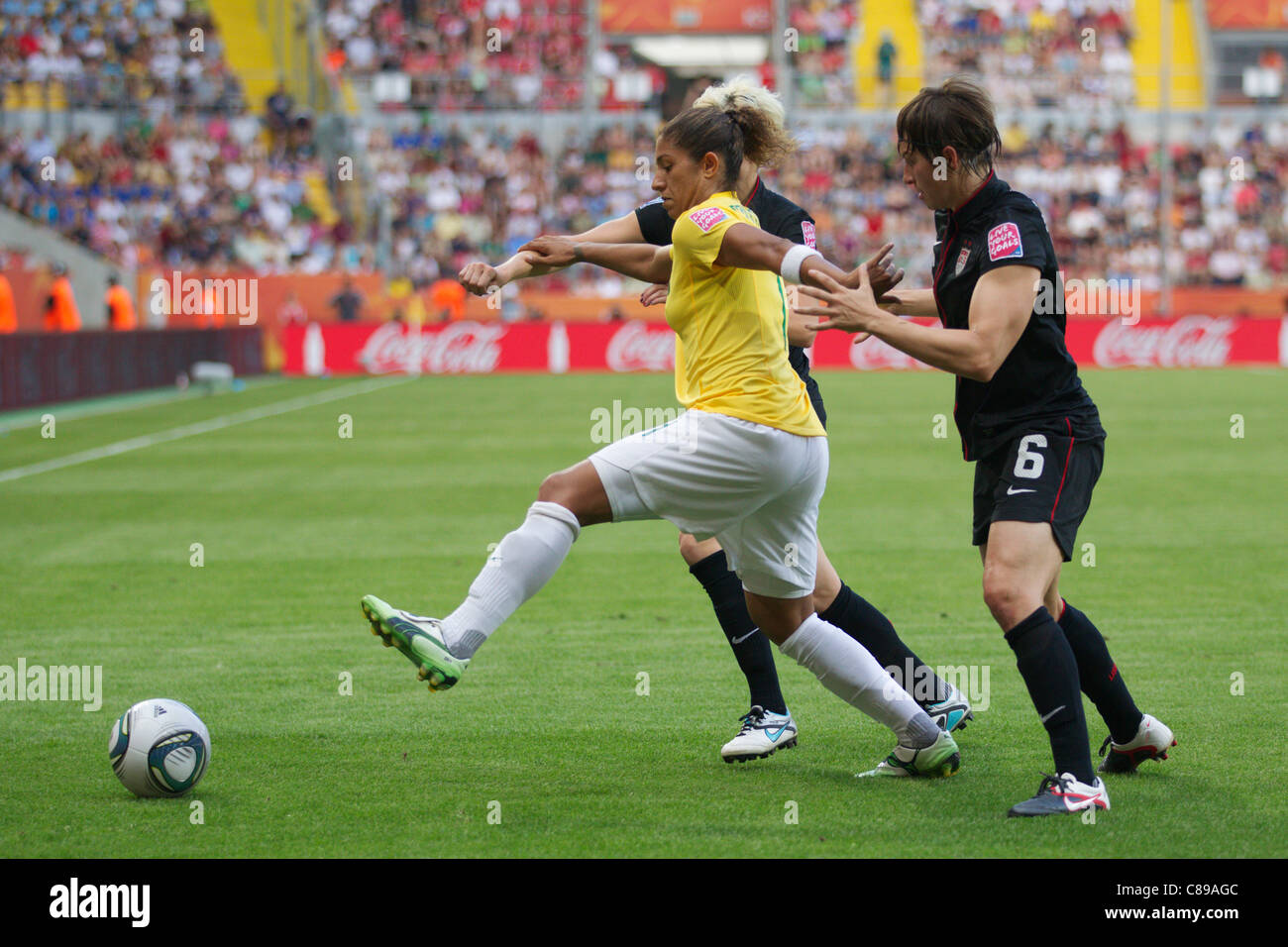 Cristiana del Brasile (L) si allunga per il pallone contro Amy LePeilbet degli Stati Uniti (R) durante una partita dei quarti di finale della Coppa del mondo femminile al Rudolf Harbig Stadium il 10 luglio 2011 a Dresda, Germania. Solo per uso editoriale. Uso commerciale vietato. Foto Stock