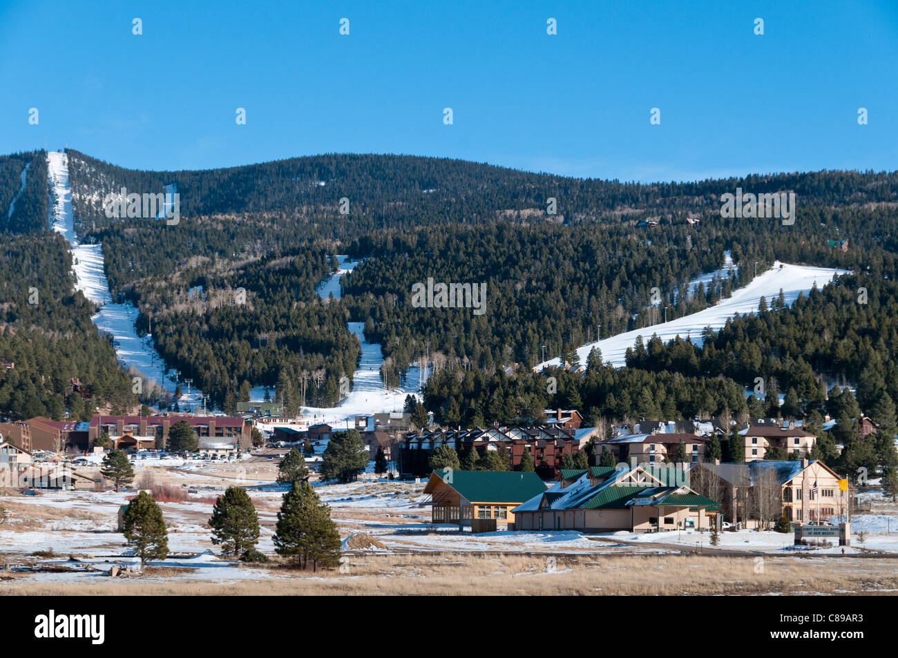 Guardando verso le pendici dalla città, Angel Fire Resort, Angel Fire, Nuovo Messico. Foto Stock