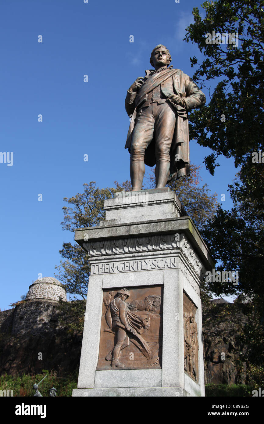 Città di Stirling, in Scozia. Robert Burns statua in bronzo con la torre di avvistamento nel lontano sullo sfondo. Foto Stock