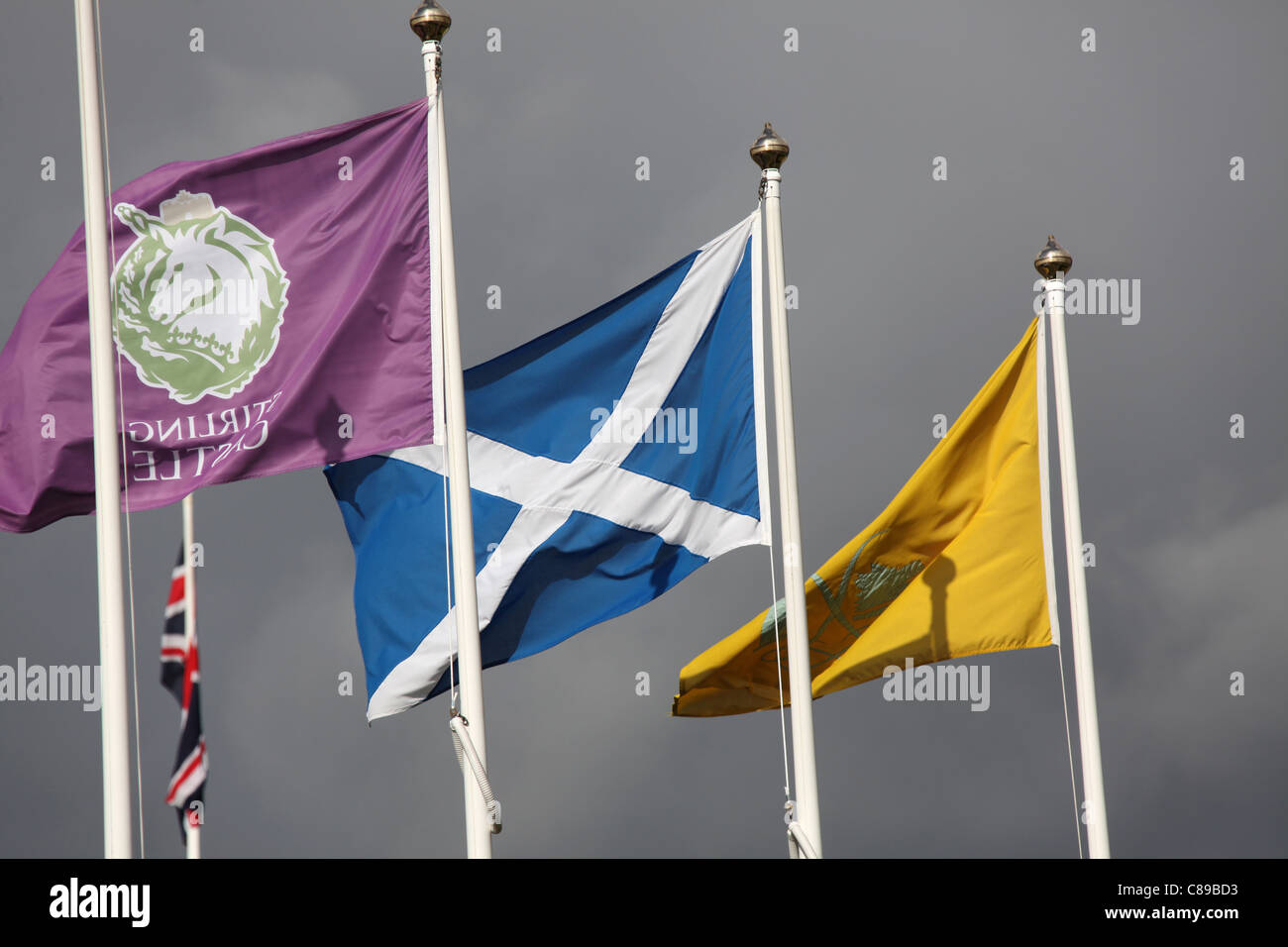 Città di Stirling, in Scozia. Bandiere che sventolano al di sopra del Castello di Stirling. Foto Stock