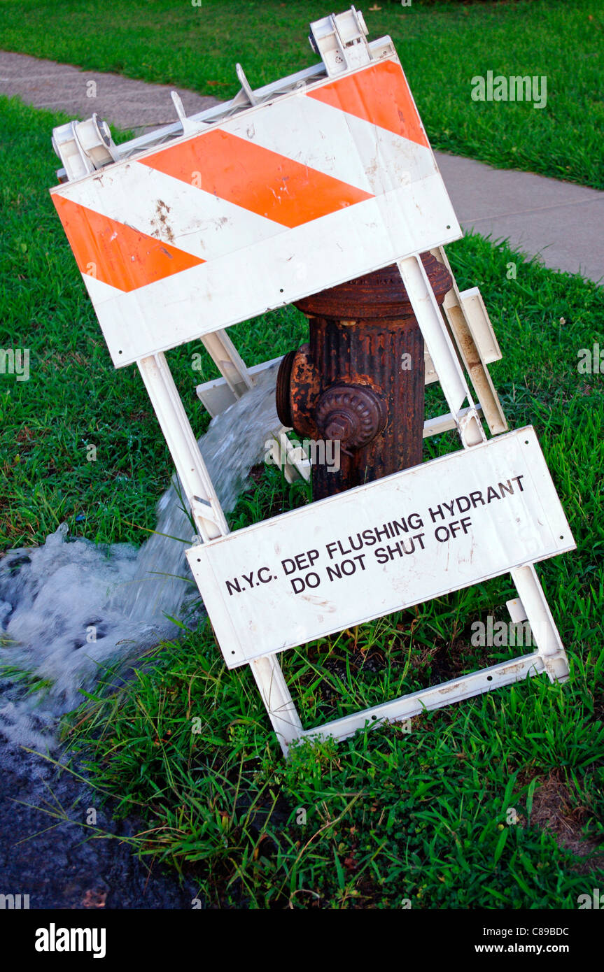 Dipartimento di acqua di lavaggio del sistema acqua aprendo l'idrante di acqua per un periodo di tempo. Foto Stock