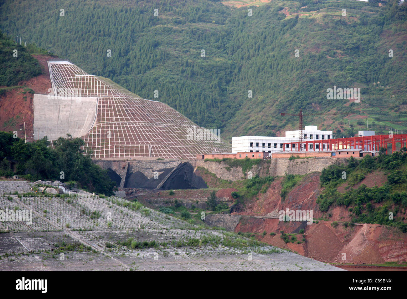 Pendenza misure di stabilizzazione, al di sopra di un nuovo sviluppo edilizio e riverbank revetment opere sul Fiume Yangtze vicino a Fengjie, Foto Stock