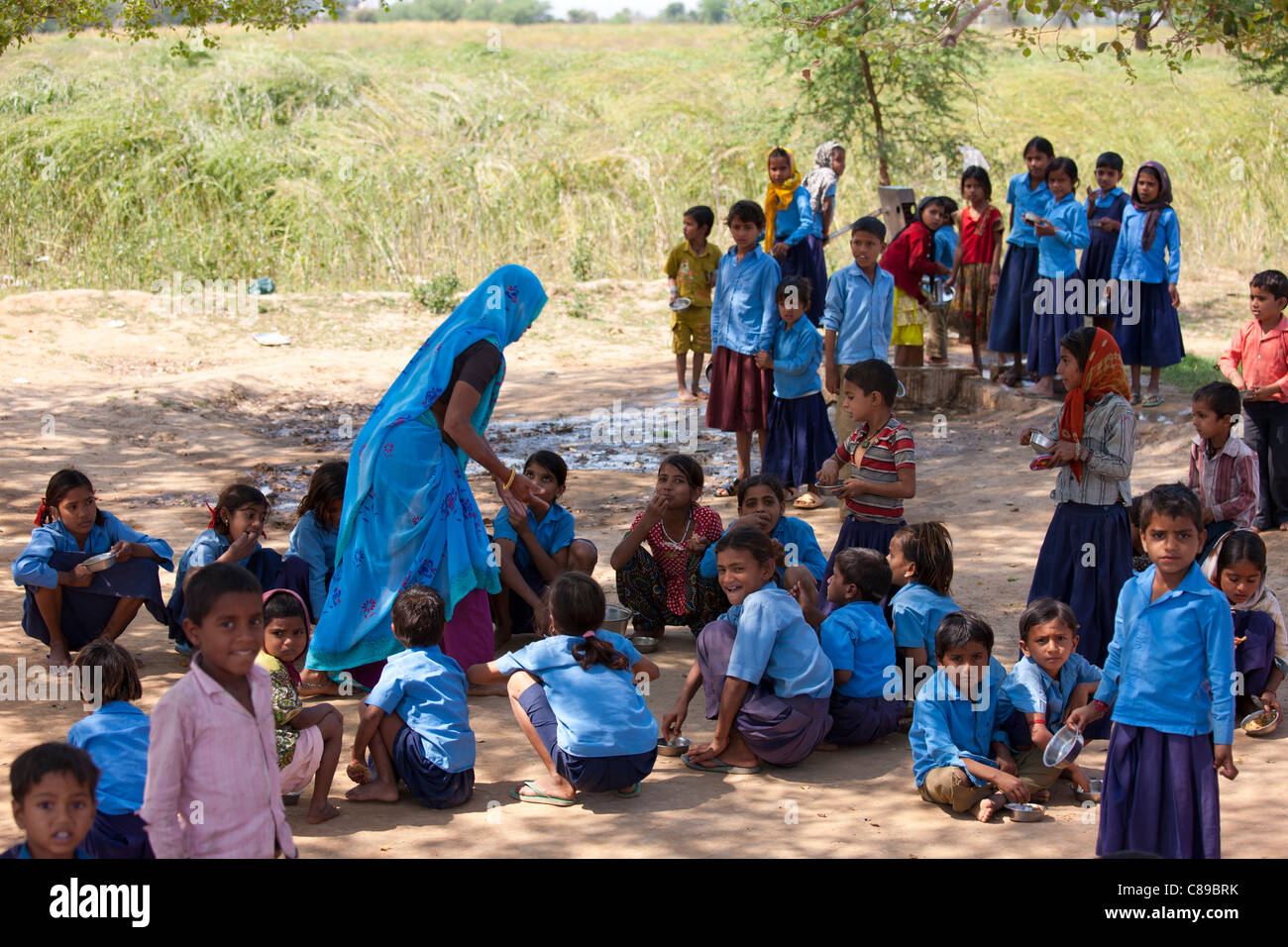 Indian gli allievi che frequentano la scuola a Doeli in Sawai Madhopur, Rajasthan, India settentrionale Foto Stock