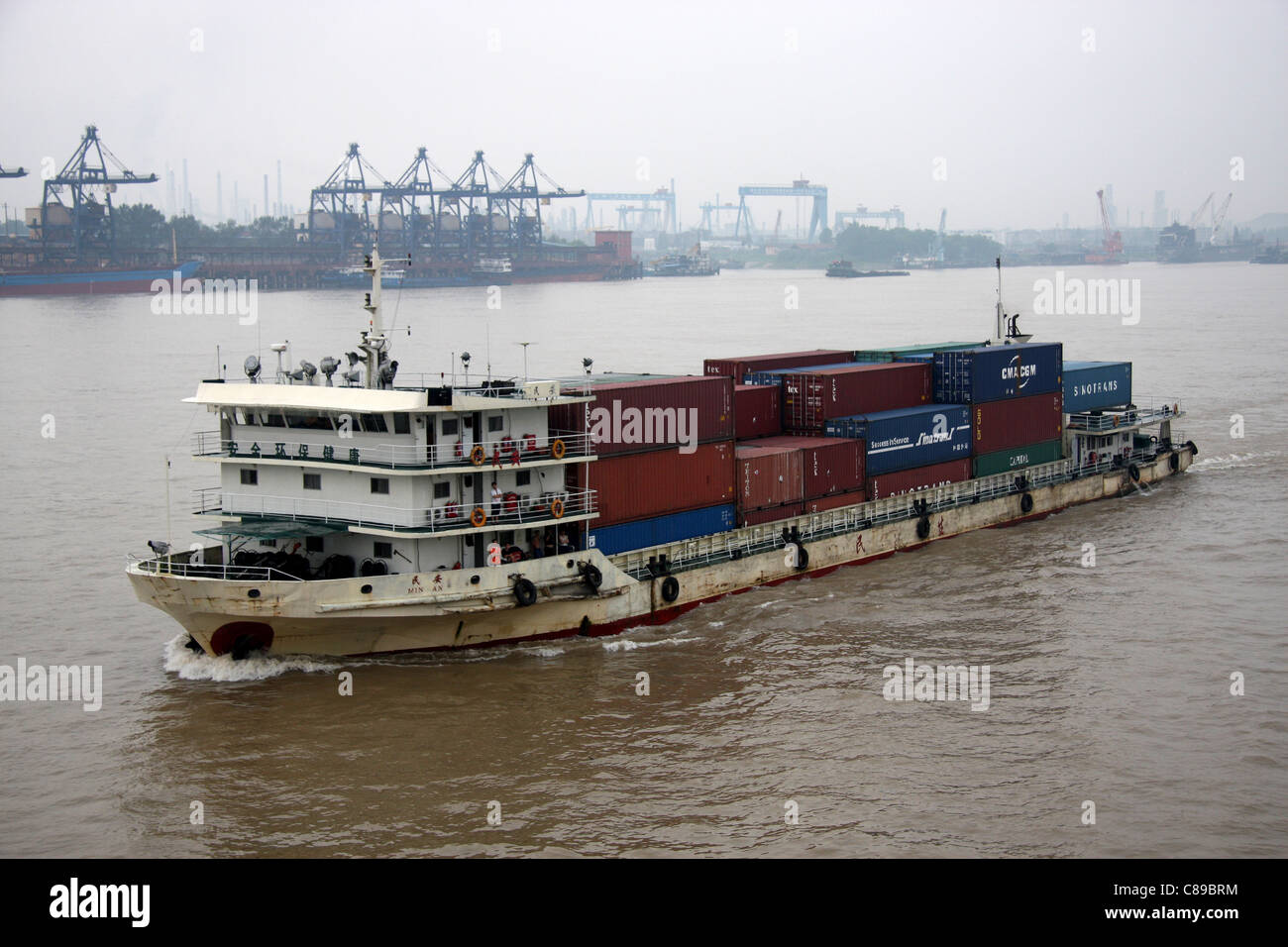 Il fiume freighter, Min Un, caricato con i contenitori sul Fiume Yangtze tra Wuhan e Jiujiang, Cina Foto Stock