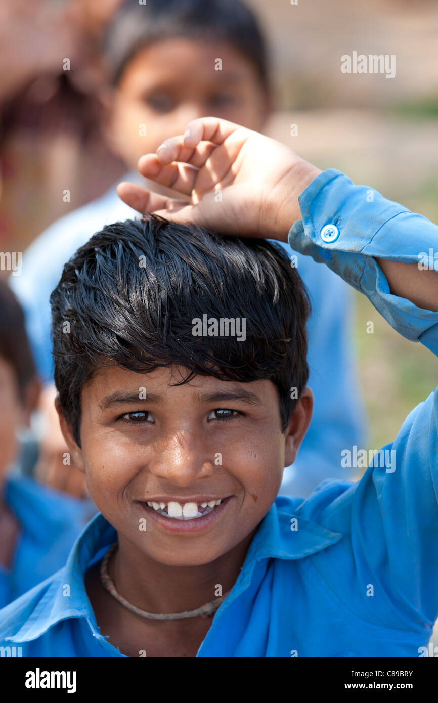 Indian schoolboy frequentando la scuola a Doeli in Sawai Madhopur, Rajasthan, India settentrionale Foto Stock