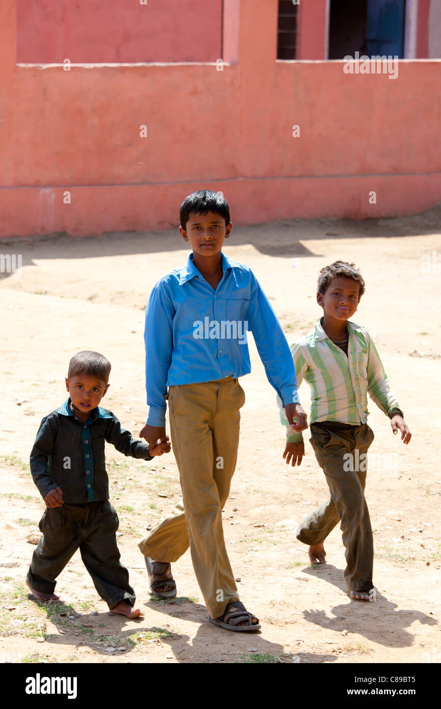 Indian scolari che frequentano la scuola a Doeli in Sawai Madhopur, Rajasthan, India settentrionale Foto Stock