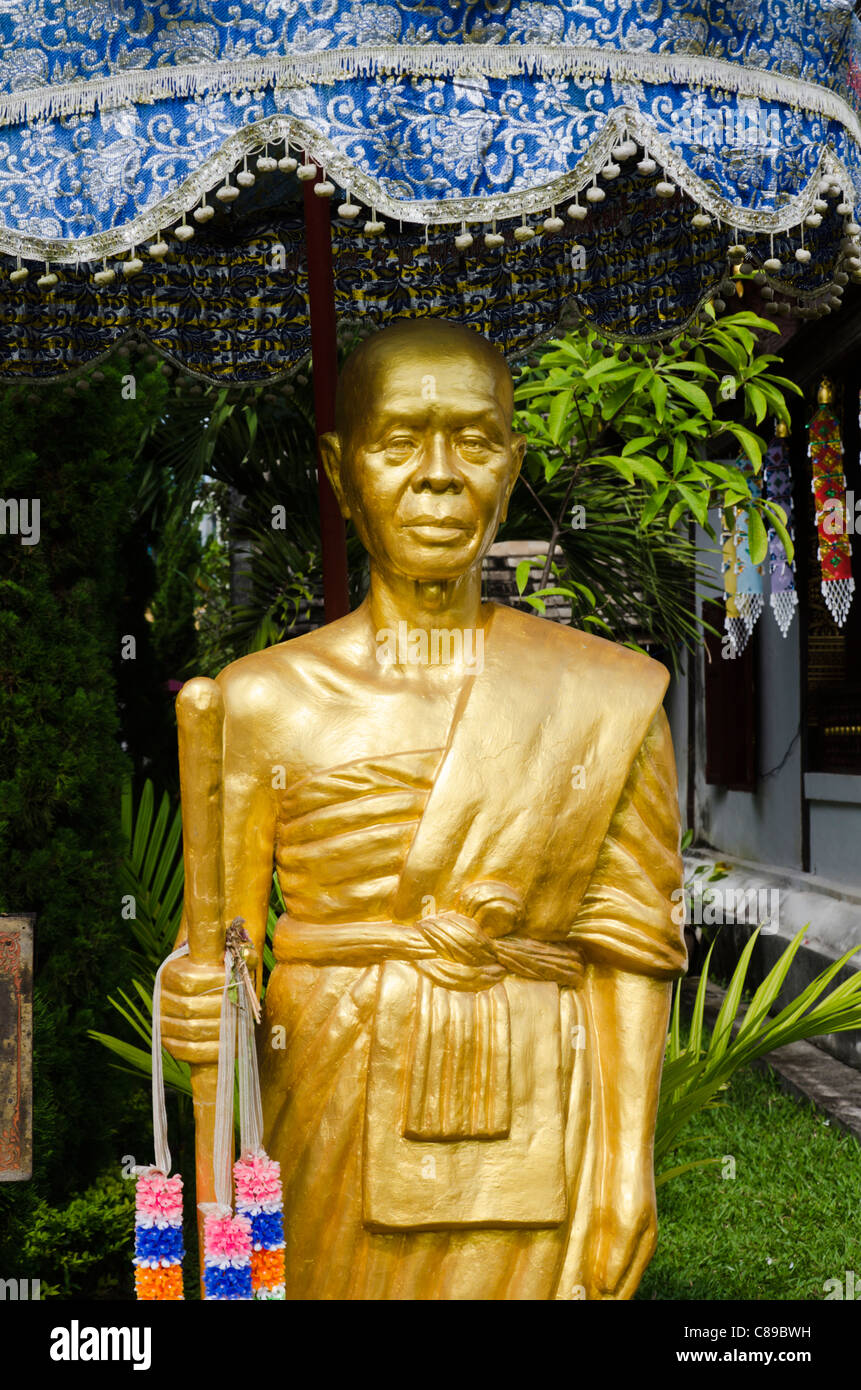 Statua d'oro di altamente venerato santo buddista Phra Kru Ba Sri Vichai del Nord al tempio buddista vicino a Chiang Mai Thailandia Foto Stock