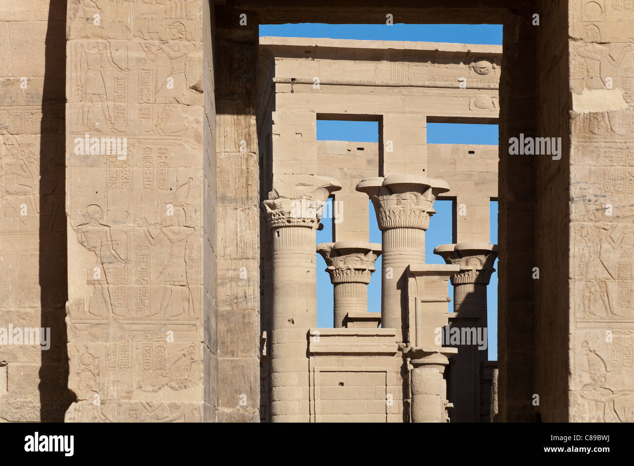 Vista attraverso il gateway per le colonne di Trajans Kiosk presso il Tempio di Philae, Isola di Isis, Agliki, Aswan, Egitto Foto Stock