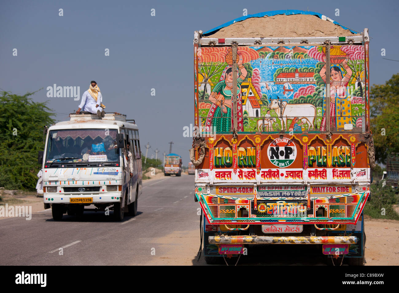Scena stradale e decorate Tata carrello a Rasulpura in Sawai Madhopur, Rajasthan, India settentrionale Foto Stock