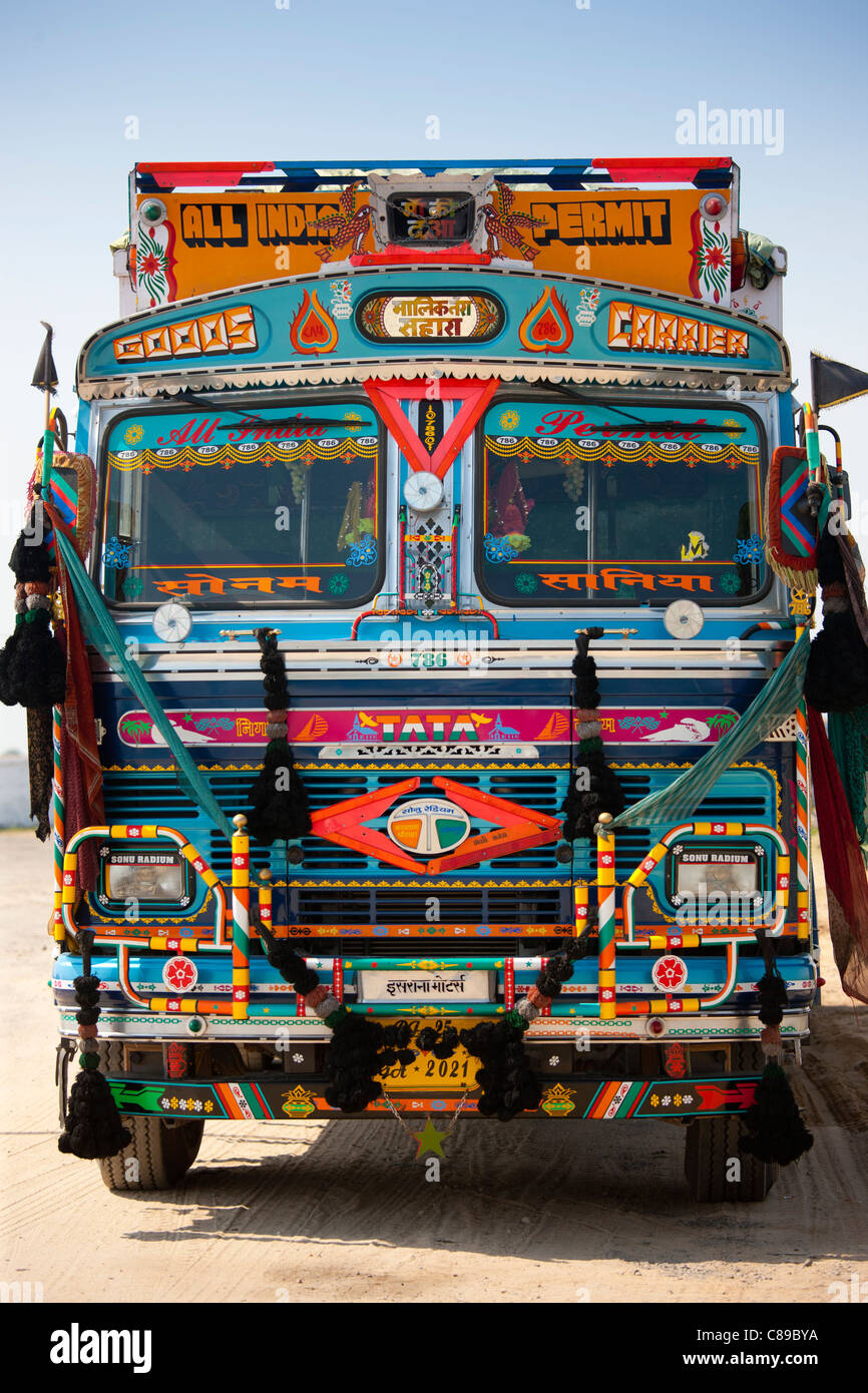Decorate Tata carrello a Rasulpura in Sawai Madhopur, Rajasthan, India settentrionale Foto Stock